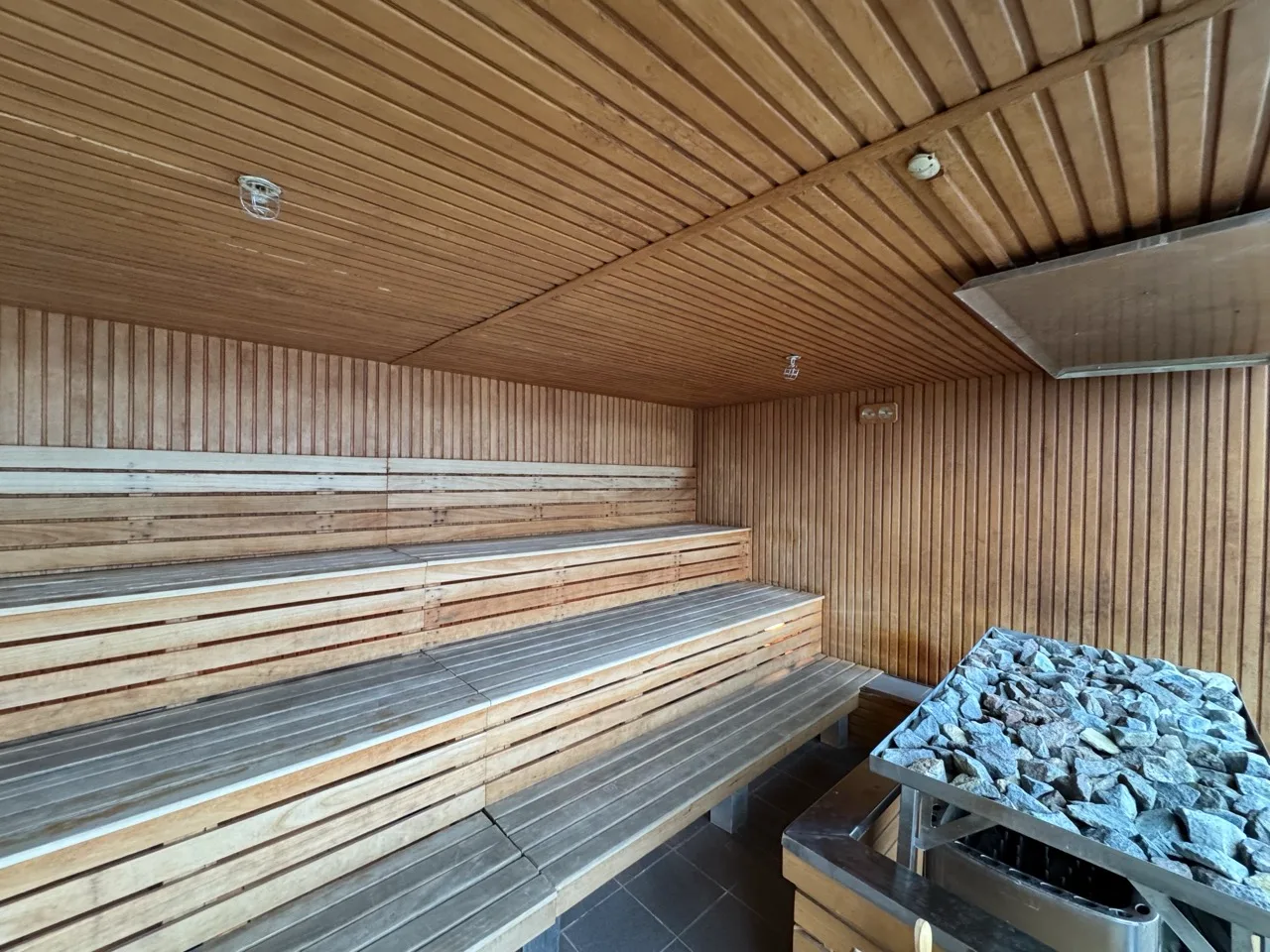 Sauna commercial – Bota Bota
Rénovation complète avec isolation performante, finitions bois haut de gamme et design noir mat avec éclairage LED.